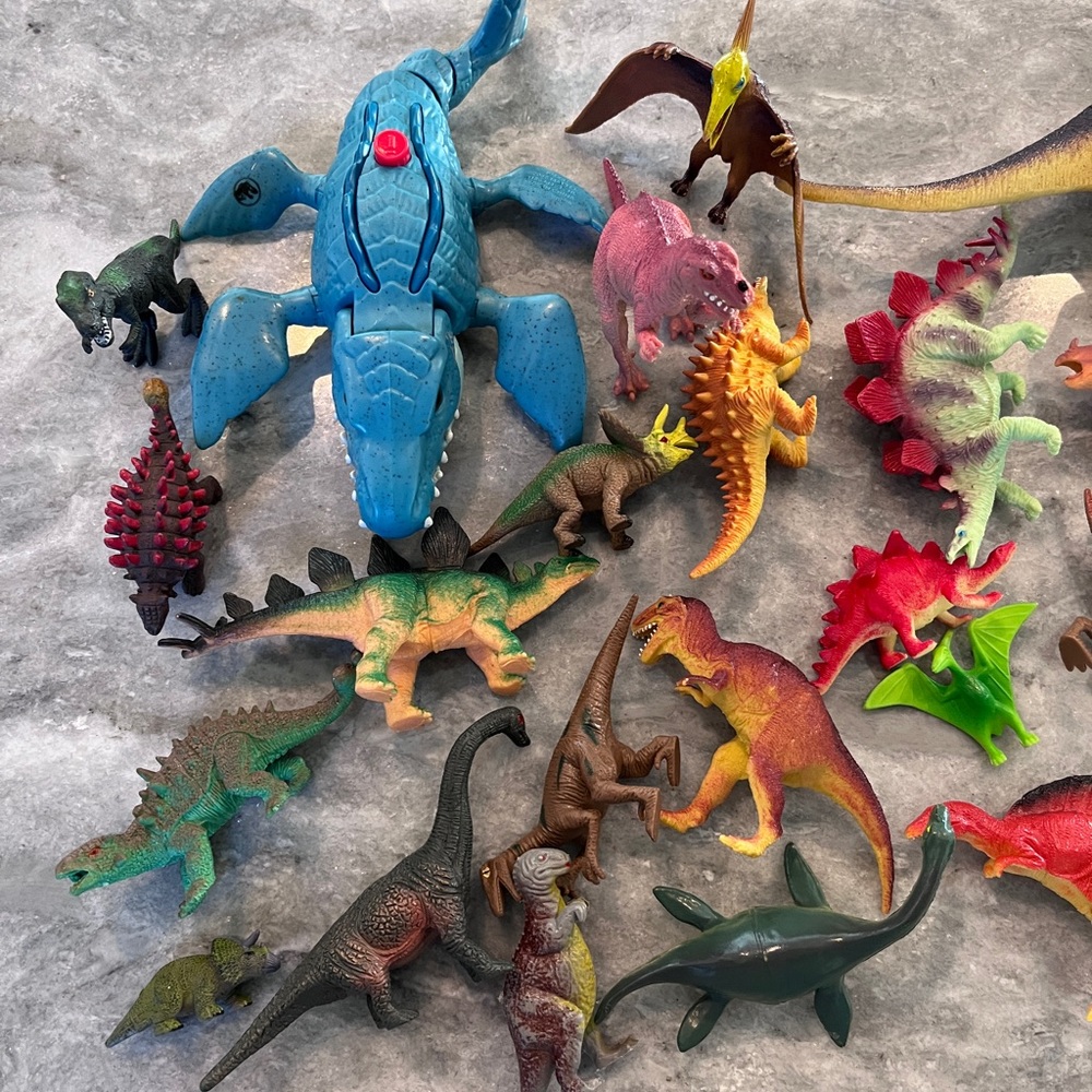 Lot of dinosaur/prehistoric figures